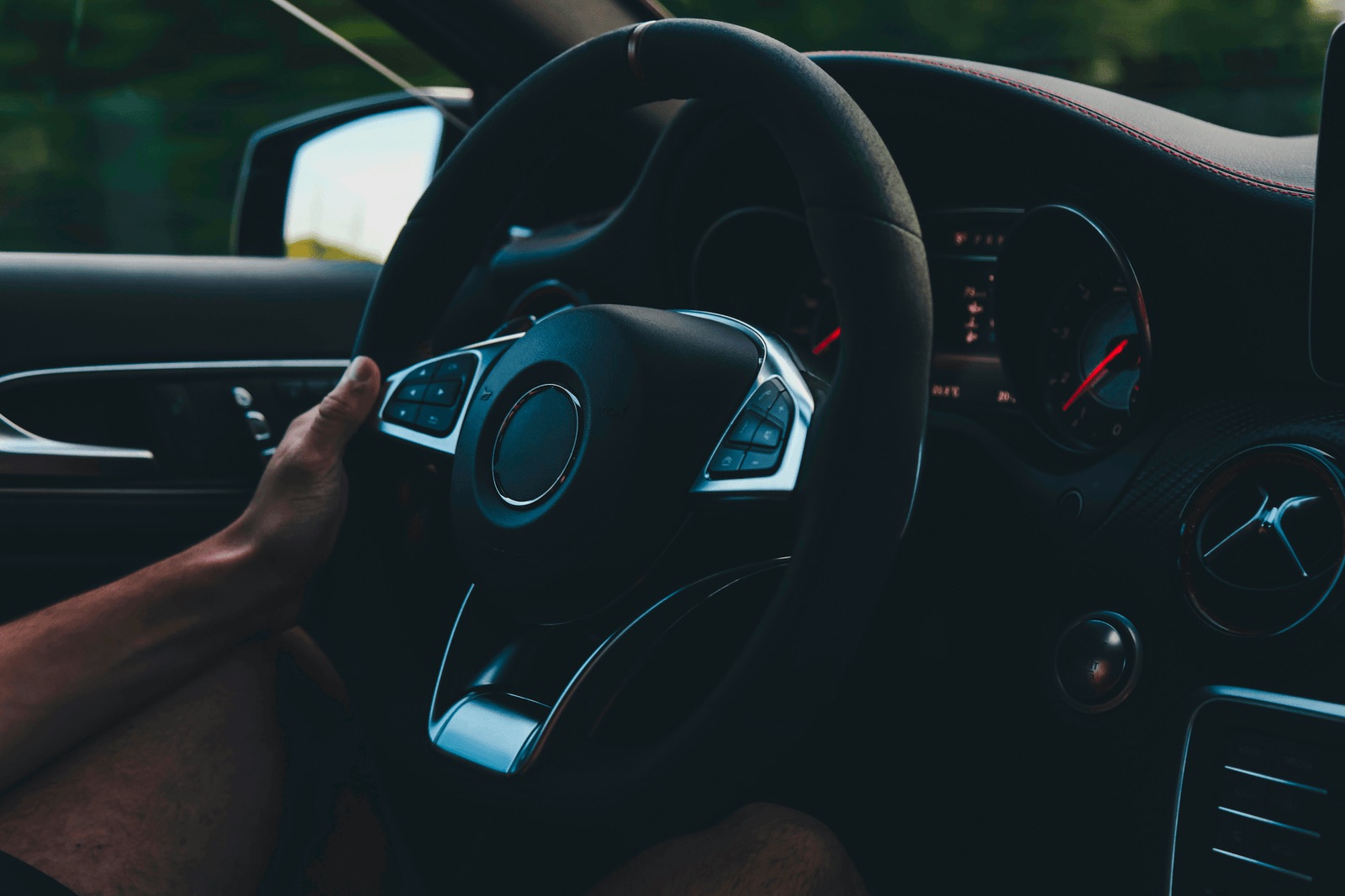 Volante e cruscotto di un'auto moderna